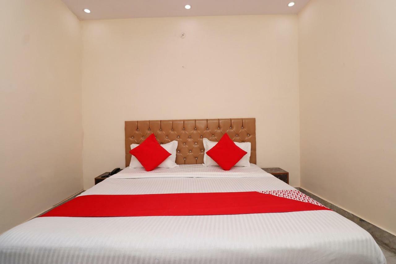 Oyo 30288 Hotel Moon Palace Λάκναου Εξωτερικό φωτογραφία